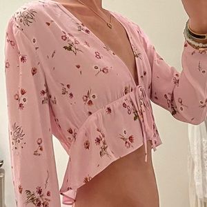 superrr cute aritzia top!